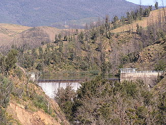 Der Cotter-Staudamm im Dezember 2005, noch gut zu erkennen sind die Auswirkungen der Buschfeuer im Januar 2003