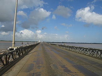 Die Demerara Harbour Bridge, die über den Demerara River führt