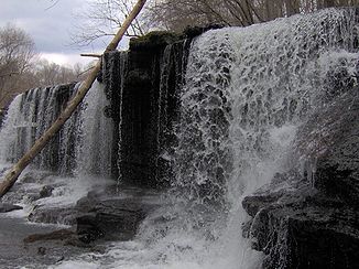 „Blue Hole Falls“: Wasserfall des Duck River in der Nähe von Manchester (Tennessee)