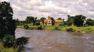 Der Uelle entsteht in Dungu durch den Zusammenfluss des Dungu mit dem Kibali beim Schloss Dungu.