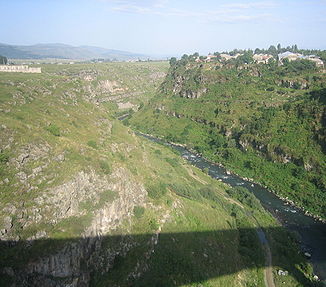 Der Dsoraget in seinem Tal, fotografiert von der Brücke in Stepanawan