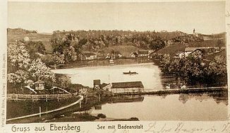 Ansicht der ersten Badekabinen auf dem Steg zwischen dem Kleinen Weiher (Wildweiher) und dem Klostersee um 1900