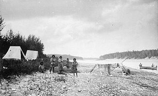 Lager einer First Nation am Ufer des Albany Rivers, 1886