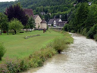 Der Fluss Glatt in der Ortschaft Glatt, links Nebengebäude des Wasserschlosses Glatt