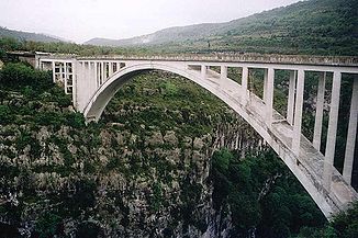 Die Brücke über den Artuby-Canyon