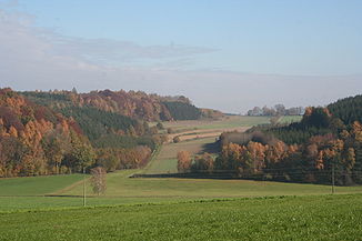 Blick über das Tal des Haselbachs (Kammel) zwischen Attenhausen und Marbach von Westen nach Osten