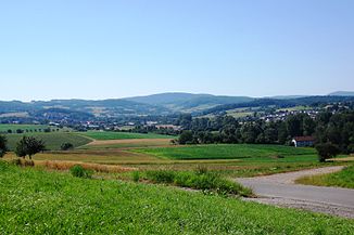 Gersprenztal bei Brensbach (links) und Wersau (rechts), im Hintergrund der Morsberg (517 m)
