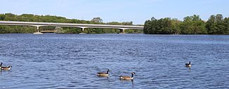 Huron Parkway Bridge über dem Geddes Pond vom Gallup Park (Ann Arbor) aus