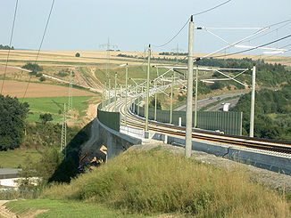 Die Wörsbachtalbrücke der Schnellfahrstrecke Köln–Rhein/Main überspannt das Wörsbachtal im Gebiet der Gemeinde Brechen. Rechts im Hintergrund die A3.