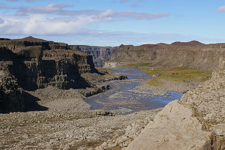 Jökulsá á Fjöllum, Blick auf den Hafragilsfoss mit der Kraterreihe, die sich über den Fluss zieht