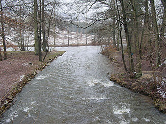 Der Bach Eau Rouge an der Mündung in den Fluss Amel bei Stavelot