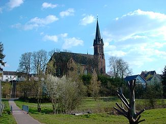 Otterbach innerhalb der gleichnamigen Gemeinde, im Hintergrund die örtliche katholische Kirche