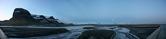 Blick von der Brücke auf den Fluss, Lómagnúpur li. und Skeiðarárjökull re.