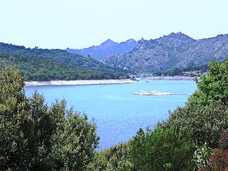 Der Tirso fließt durch den Stausee Lago Gusana