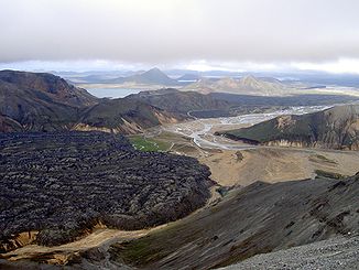 Blick vom Gipfel des Bláhnúkur bei Landmannalaugar. Der Fluss Tungnaá schimmert zwischen den Hügeln im Mittelgrund rechts