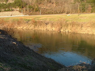 Der Levisa Fork nördlich von Pikeville mit dem U.S. Highway 23 im Hintergrund