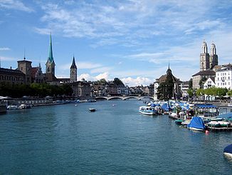 Die Limmat nach dem Verlassen des Sees unterhalb der Quaibrücke