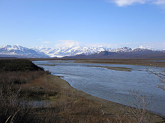 Der Maclaren River am Denali Highway, im Hintergrund die Clearwater Mountains und der Maclaren-Gletscher