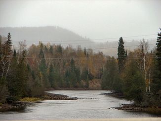 Blick vom Ontario Highway 101 auf den Michipicoten River
