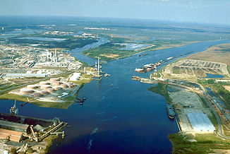 Luftbild des Flusses bei der Mündung des Chickasaw Creeks, etwa acht Kilometer vor der Mündung in die Mobile Bay. Die Aufnahme stammt aus der Bauzeit der Brücke zwischen Cochrane und Africatown (U.S. Highway 90).