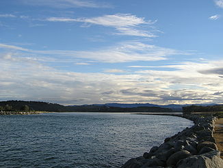 Moruya River. Blick flussaufwärts vom Wellenbrecher an der Nordseite der Mündung