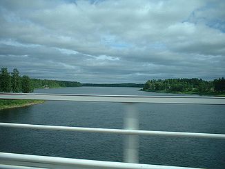 Der Muonio älv von der Brücke gesehen, die das finnische Kolari (links) mit dem schwedischen Pajala (rechts) verbindet
