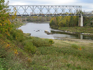 Die Eisenbahnbrücke über die Narva zwischen Narva und Iwangorod