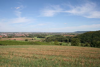 Blick von Weißlensberg über den Windischenbach und die Ortschaft. Im Hintergrund die große Kreisstadt Öhringen.
