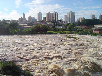 Rio Piracicaba beim Durchfließen der Stadt Piracicaba