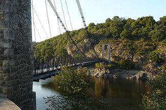 Hängebrücke über die Tardes zwischen Évaux-les-Bains und Budelière