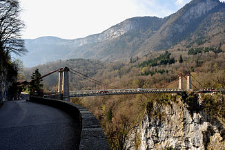 Die Pont de l'Abîme über den Fluss, unterhalb von Allèves