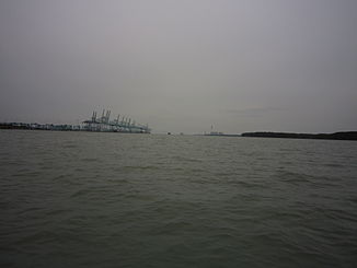 Mündung des Pulai mit dem Hafen links und dem Kraftwerk rechts der Mündung