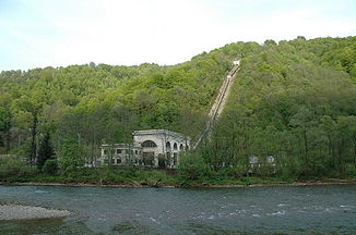 Blick auf das Wasserkraftwerk an der Rika