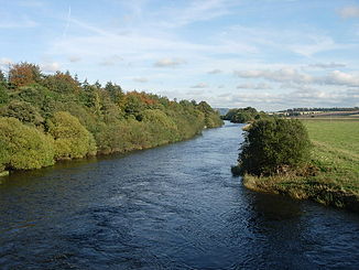 Der Fluss Earn photographiert von der Forteviot-Brücke.