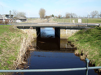 Krempau bei der Straßenbrücke (L 112) bei der Steinburg im gleichnamigen Ortsteil der Gemeinde Süderau