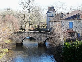 Der Fluss beim ehemaligen Augustinerpriorat in Saint-Jean-de-Côle