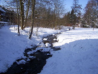Die Schulenbrooksbek im Winter bei der Ernst-Henning-Straße