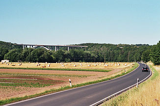 Blick in das nördliche Seidewitztal, im Hintergrund die Talbrücke der Autobahn Dresden–Prag