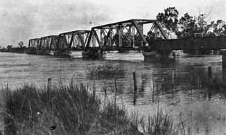 Eisenbahnbrücke in Emerald bei Flut (1918)