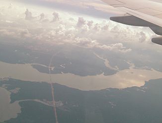 Blick nach Westen an der Mündung des Johor mit der Sungai Johor Brücke. Der Zufluss links ist der Lebam (Sungai Lebam)