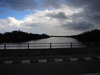 Der Sungai Tutong kurz vor der Mündung bei Tutong