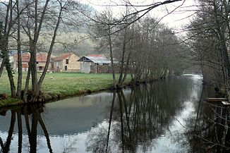 Der Fluss bei Lucenay-l’Évêque