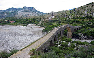 Ottomanische Brücke Ura e Mesit über das hier trockene Flussbett des Kir