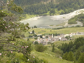 Beim Dorf Usseaux, etwa 10 km talabwärts, lagert der Fluss an einer Flachstelle breite Schotterbänke ab.