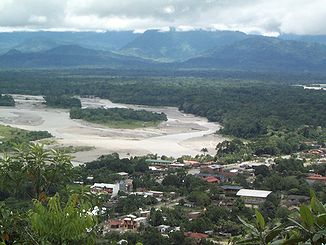 Blick auf den Río Chapare und die Ortschaft Villa Tunari