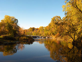 Naturschutzgebiet Warrenville Grove Forest am westlichen Arm (West Branch) des DuPage River