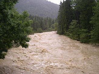 Die Weißach während eines Hochwassers im August 2005