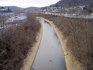 Ein kanalisierter Abschnitt des Wheeling Creeks in der Nähe seiner Mündung bei Bridgeport in den Ohio