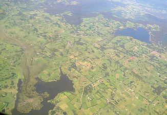 Wingecarribee Swamp (braune Fläche links) und Fitzroy Falls Reservoir (rechts)