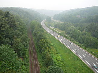 Die Bahnstrecke und Autobahn im Tal